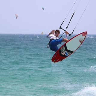  @keahideaboitiz airs a big one at the Tarifa Strapless Pro. It's down to the final eight competitors with two days to go! Photo: @islayjoypetrie401 @cabrinhakites @npsurf 