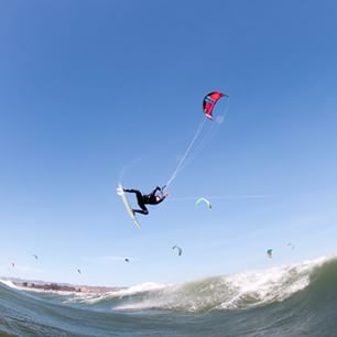  @ride_engine making the most of the perfect conditions today at #kiteXpo #kitesurfing #kiteboarding #PismoBeach 