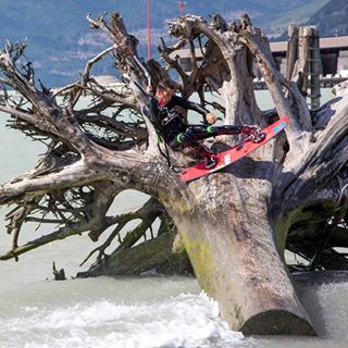  When it comes to sliders, nothing can stump @craigcunningham Photo: @tobybromwich @northkiteboarding @north_kites 