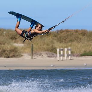  Load and POP! Go exploring in Western Australia with @colleenjcarroll and @northkiteboarding teammate @manuelajungo in their latest edit. View it in our video gallery at www.thekiteboarder.com Photo: @jason_wolcott 