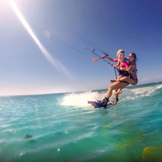  @cecikite isn't letting @richardbranson have all the fun! Photo: @fernandoriverofoto @cabrinhakites 