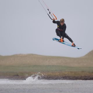  It's not often we see @brandonscheid riding straps. But when he does, he does it with style! Photo: @bergeron_vincent @liquidforcekites 
