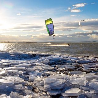  Who says it's to cold to kite today? Rider: Werner Achs Photo: @stermeczki 