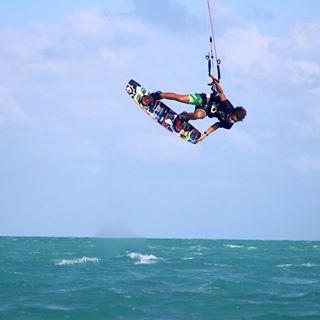  Whatever you do, just don't look down! Rider: @mark.cafero Photo: Jennifer Cafero @slingshotkite 