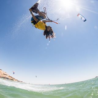 Welcome to Topsy-Turvy Town. Photo: @ryantaylorvisual Rider: @brandonbowe @cabrinhakites 