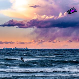  Sunset over the skyline. You can't beat a downwinder like this. @stokeriders Photo: Paul Payton Rider: Matt Novotny #chicagoskyline 