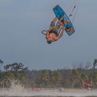  You don't call this the lazy lagoon. Rider: @felipemacedokiteboarding Photo: @kiteboarding_brazil 