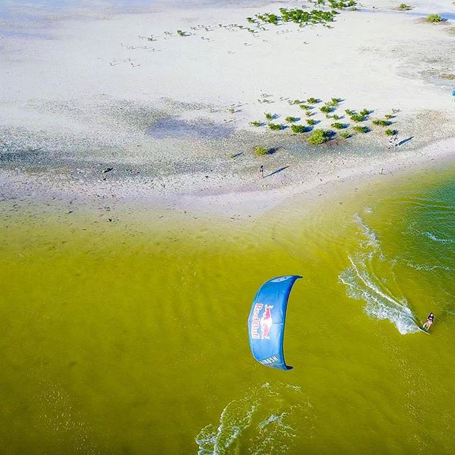 East or west, going green is best. 
Rider: @brunakajiya 
Photo: @claudiubarbura
@airushkites