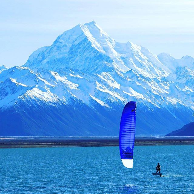 @matthewtaggart cruising in front of the mighty Mount Cook.
.
.
.
.
.
#ozonekites #flyozone #kiteboarding #foilboarding