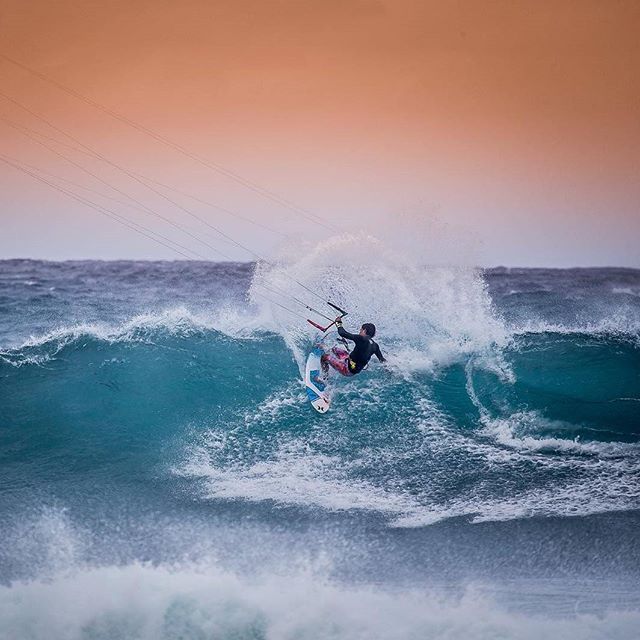 One last sunset session from @kai_lenny. Words out, Kai recently announced that he's leaving Naish after 16 years! What's next for this superstar waterman? We're not sure but we wish him the best of luck! 
Watch his farewell video at www.thekiteboarder.com