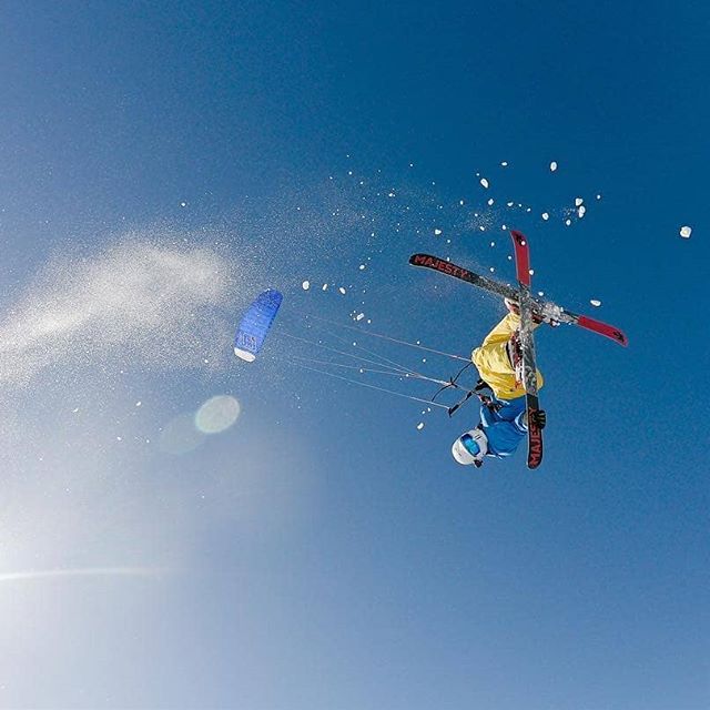 @lido_hans flying high in a bluebird sky.