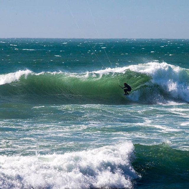 It ain't Indo, but it'll do. Somewhere north of Santa Cruz, @goon.bunny finds a slab worth investigating. View this photo in its full-size, glossy glory in Tkb's winter 2017 issue. LINK IN PROFILE. 
Photo: Brendan Richards