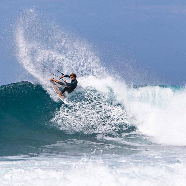 From screwfoot to regular, @matchu_lopes is switching it up! How many of you swap your stance based on wind and wave directions? 
Photo: @gabriele_rumbolo_photography